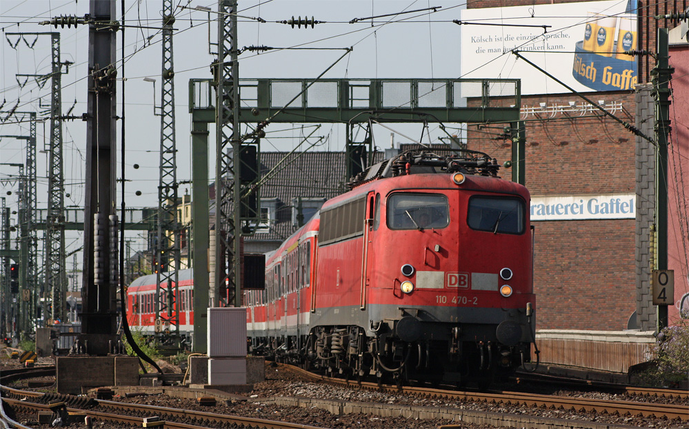 110 470-2 mit dem RE20074 (RE7 - Rhein-Mnsterland-Express) aus Krefeld bei der Einfahrt in die Endstation Kln Hbf, 10.4.11