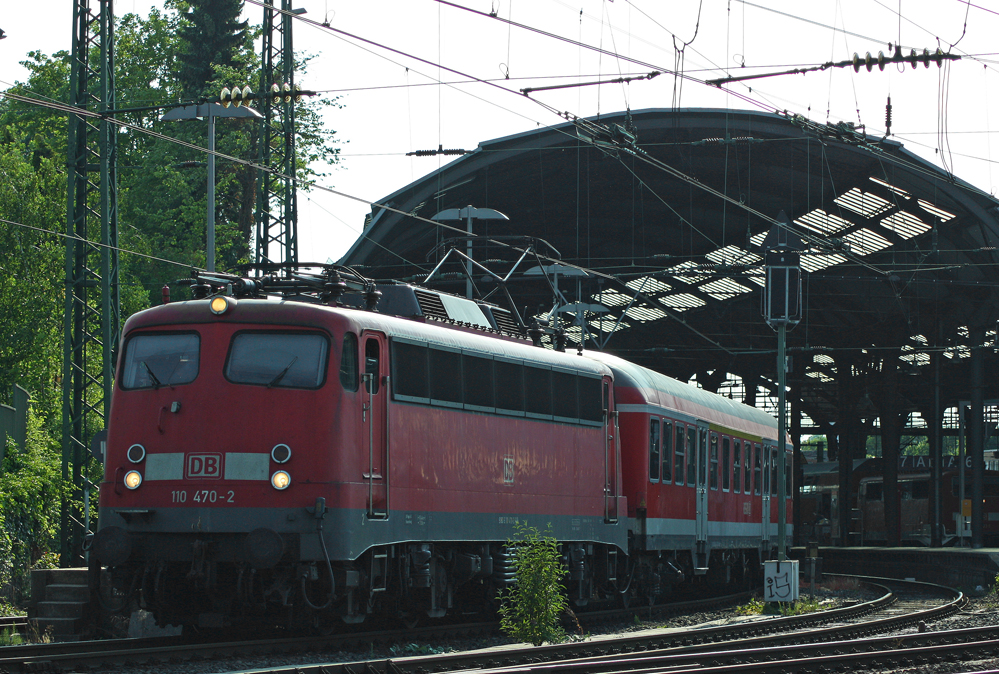 110 470-2 mit einem RE4 aus D�sseldorf auf dem Weg in die Abstellgruppe nach Rothe-Erde, 3.6.11