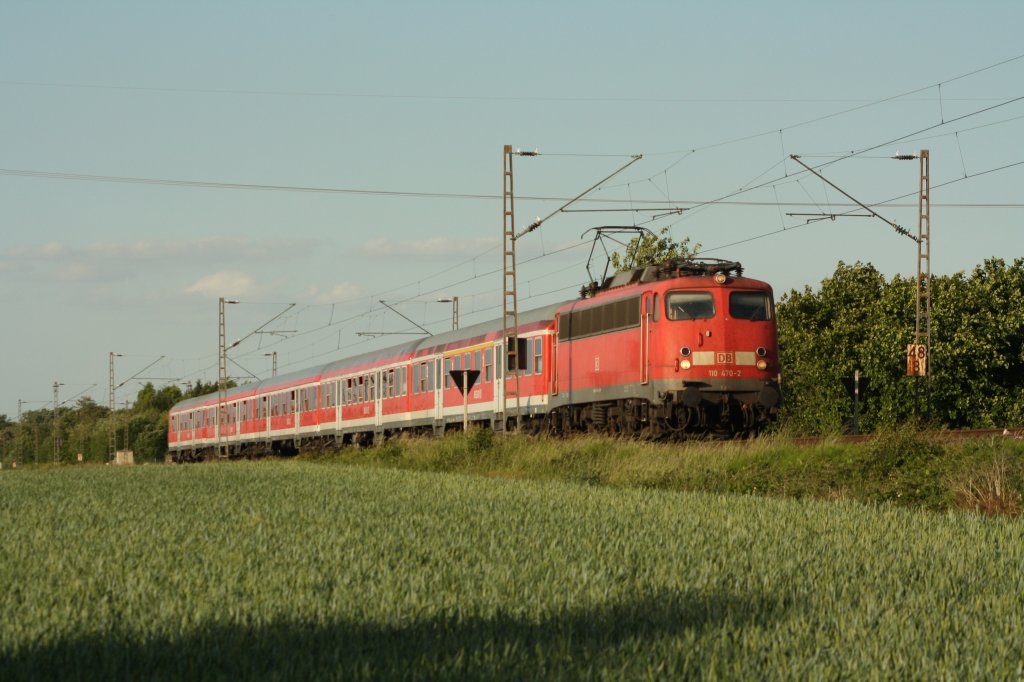 110 470-2 mit RE 10466 in Erkelenz am 24.05.11