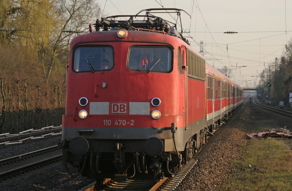 110 470 zieht am 21.3.11 einen RB nach Wesel durch Dsseldorf-Angermund