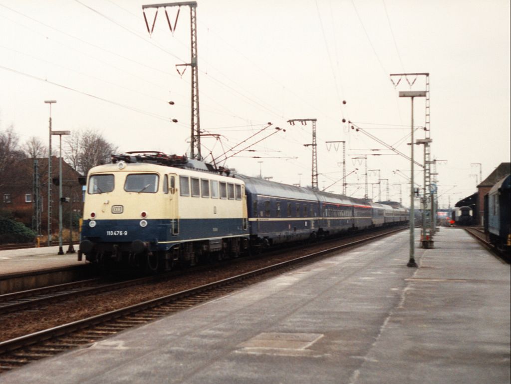 110 476-9 mit einem TEN-Zug auf Bahnhof Leer am 7-1-1994. Bild und scan: Date Jan de Vries.