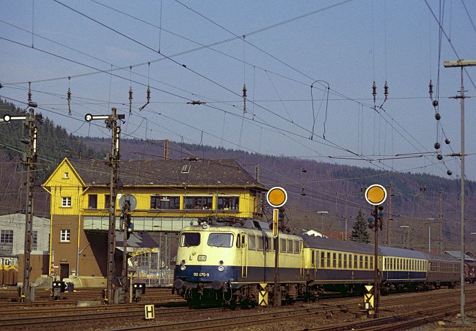 110 476 fhrt mit ihrem Nahverkehrszug am 10.03.1992 in den Bahnhof Finnentrop ein.
