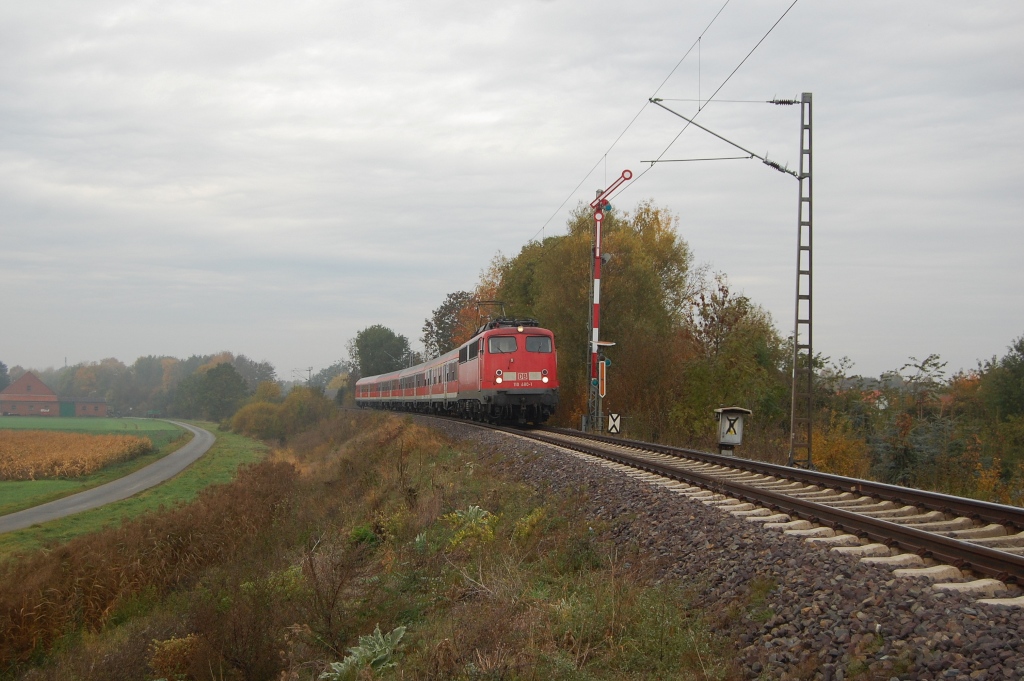110 480-1 mit RB 14807 Minden(Westf) - Rotenburg(Wmme), kurz hinter dem Bahnhof Heimsen. 29.10.2011