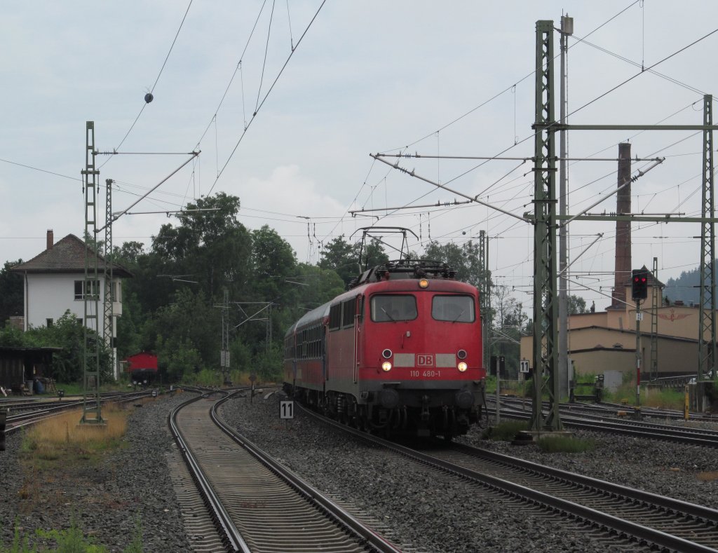 110 480-1 zieht am 07. Juli 2012 den PF2754 (Augsburg - Erfurt) durch Kronach.