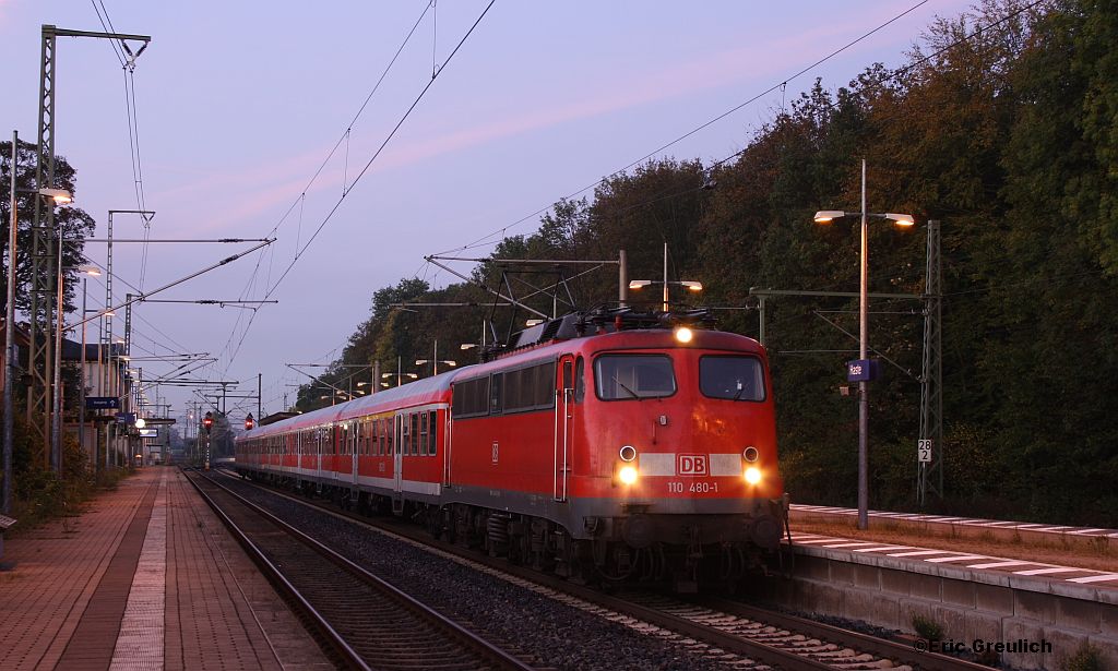 110 480 mit dem RE von Minden nach Hannover am 14.10.11 in Haste.