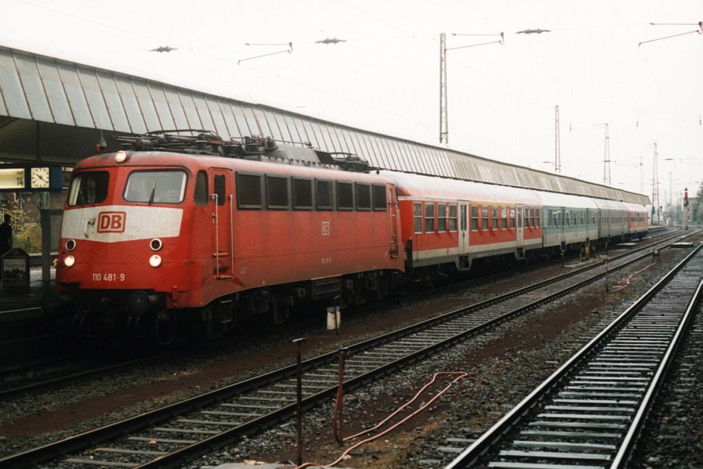 110 481-9 mit eine bunte RB 42 Haard-Bahn 12233 Essen-Mnster auf Mnster Hauptbahnhof am 28-10-2000. Bild und scan: Date Jan de Vries.