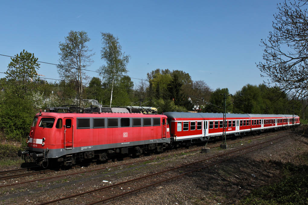 110 483 mit ihrer RB 13917 (Backnang-Marbach) wird in wenigen Minuten ihr Ziel erreicht haben. (18.April 2011)