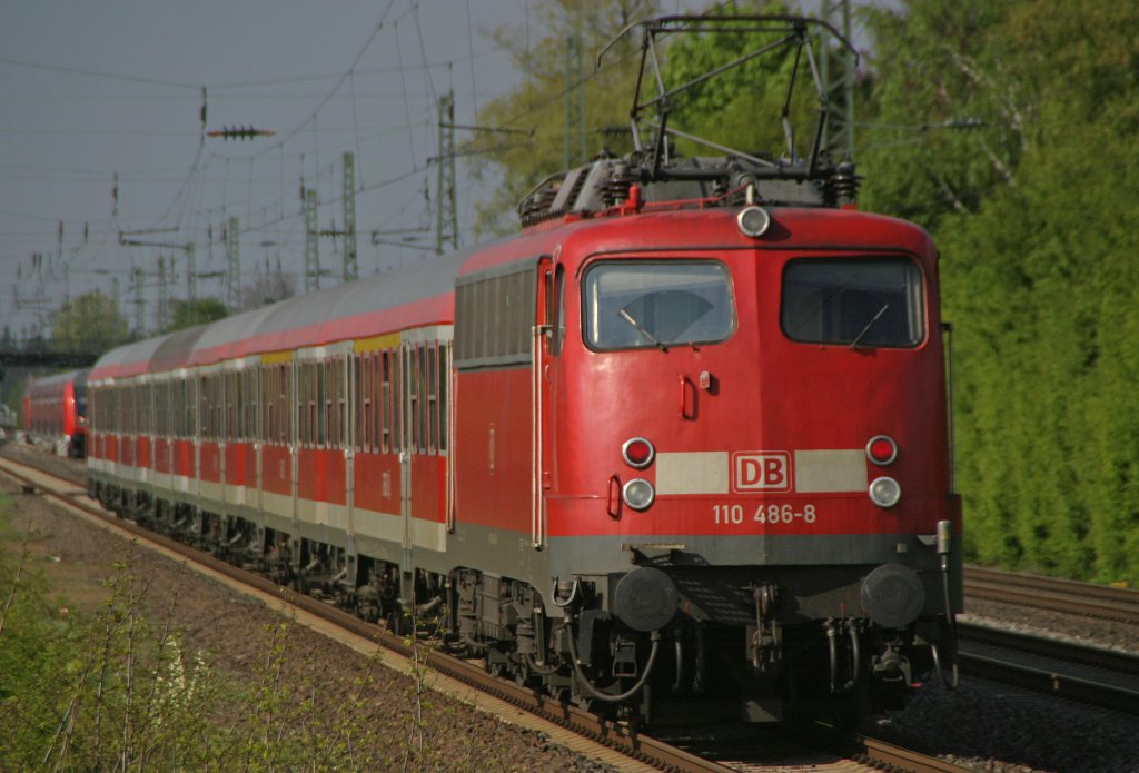 110 486 mit einem RB am 15.4.11 in Dsseldorf-Angermund