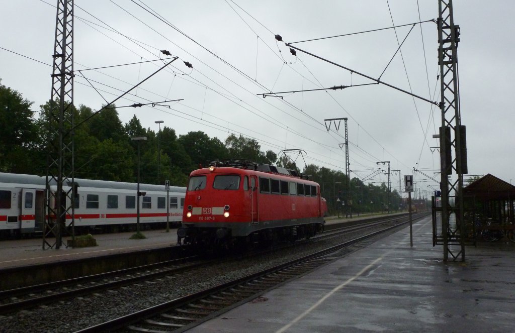 110 487-6 fuhr am 28.07.2012 als Lokzug nach Emden, hier in Leer.