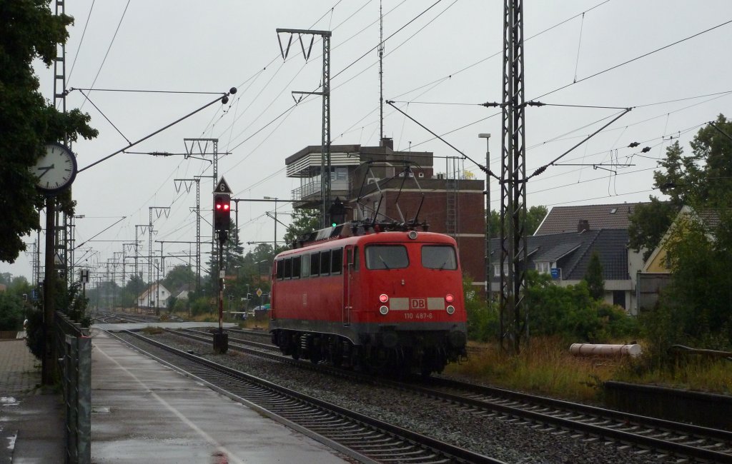 110 487-6 fuhr am 28.07.2012 als Lokzug nach Emden, hier stand sie in Leer vor rotem Signal.