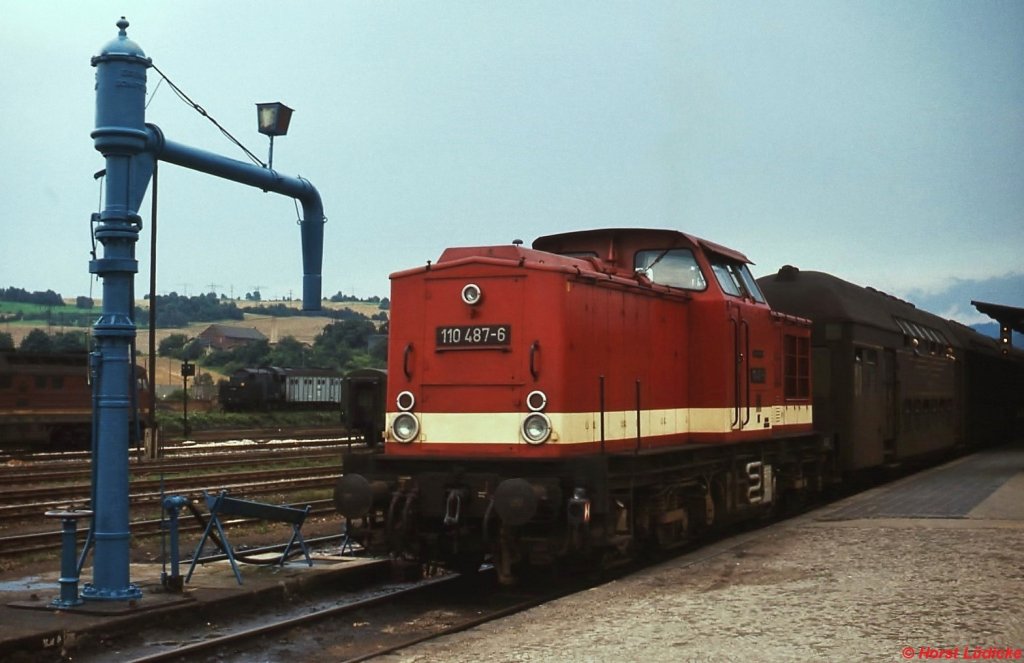 110 487-6 vor einer Doppelstockwagengarnitur im Bahnhof Saalfeld (Oktober 1980)