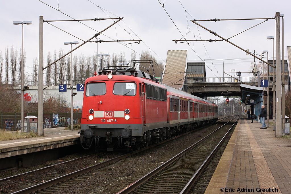 110 487 am 15.1.11 in Hannover Karl-Wichaart-Allee mit einer S6.