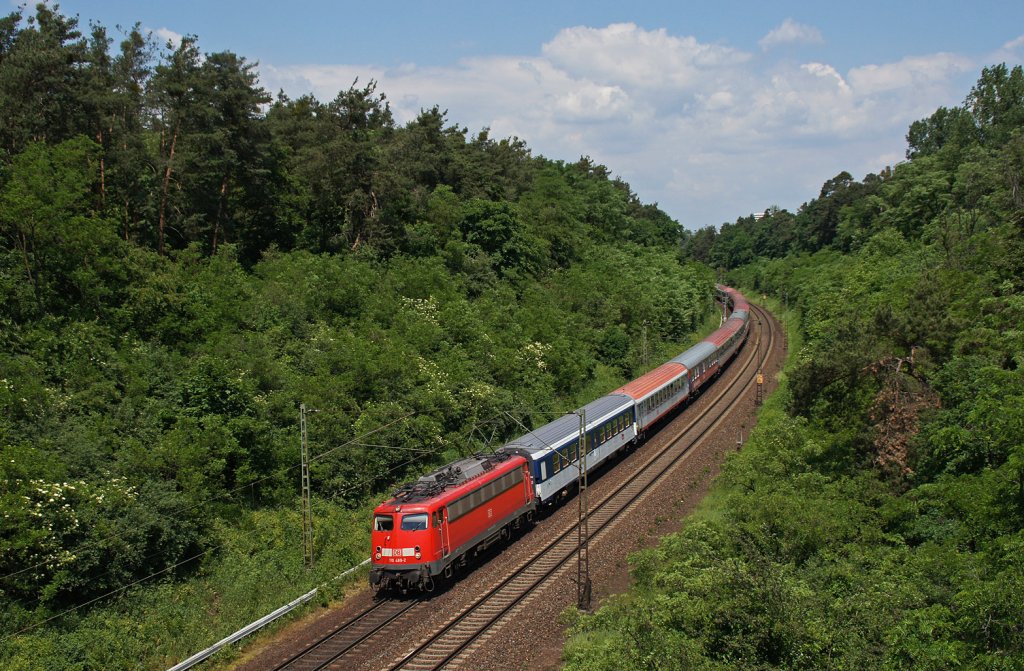 110 489-2 legt sich mit NF 13995 Hafurt - Lourdes/F (Pilger-Sonderzug) bei Darmstadt-Sd in die Kurve. 28.05.12