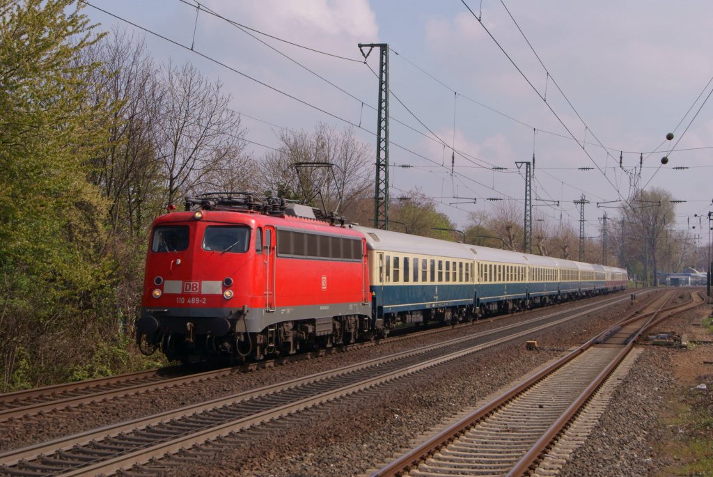 110 489-2 mit dem IC 2410 von Kln Hbf nach Flensburg bei der Durchfahrt durch Dsseldorf-Oberbilk am 13.04.2012