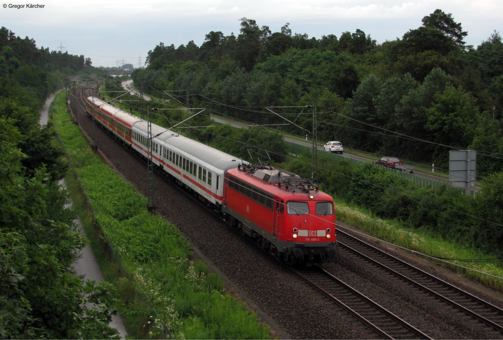 110 489-2 mit dem LPF 48126 ((Gieen -) Lampertheim - Stuttgart) kurz vor dem Abzweig Saalbach. Aufgenommen am 20.07.2012.