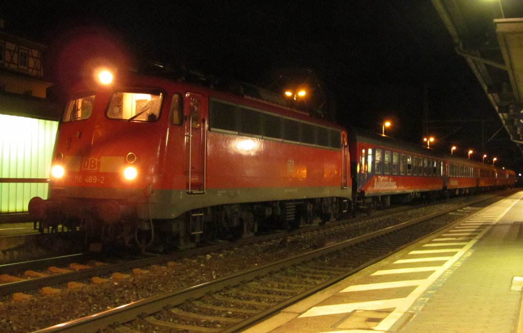 110 489-2 steht am 08. September 2012 mit einem BTE-Sonderzug nach Alttting im Bahnhof Kronach auf Gleis 4.