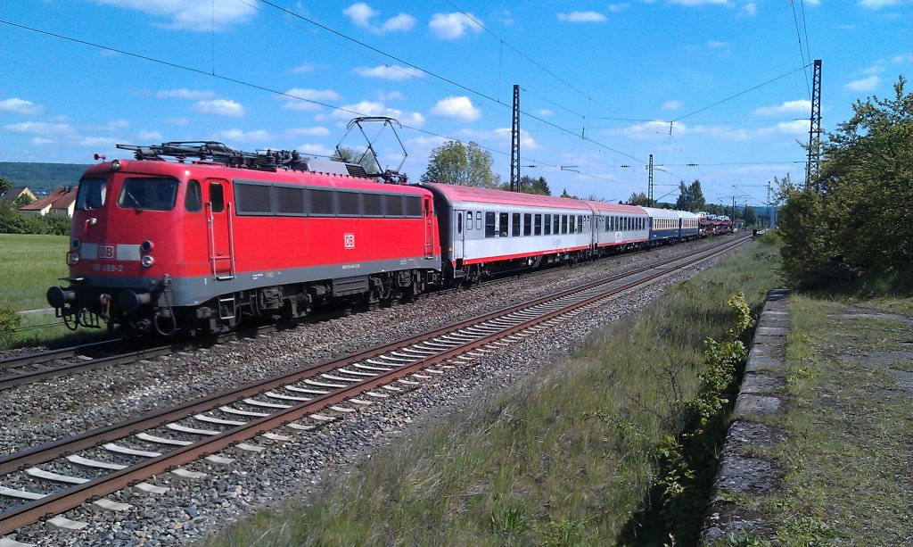 110 489 fhrt am 17.05.2012 mit einem Sonderzug (Oldtimer-Autozug) durch Neuses an der Regnitz Richtung Bamberg. 