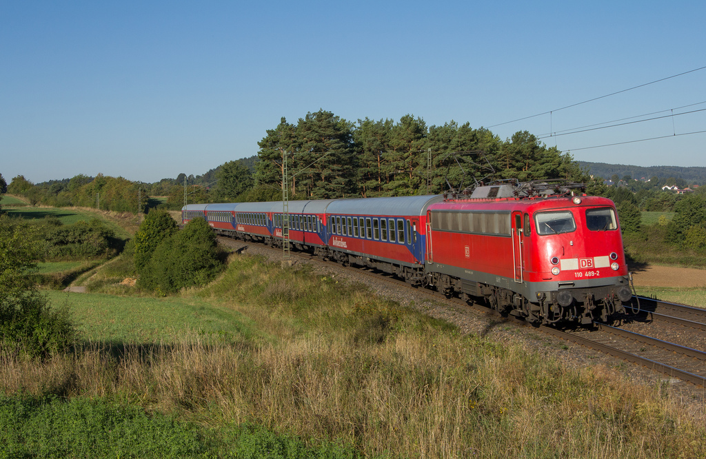 110 489 war mit einem Sonderzug von Kronach nach Alt�tting bei Eglwang am 8.9.2012 auf der KBS 880 unterwegs.