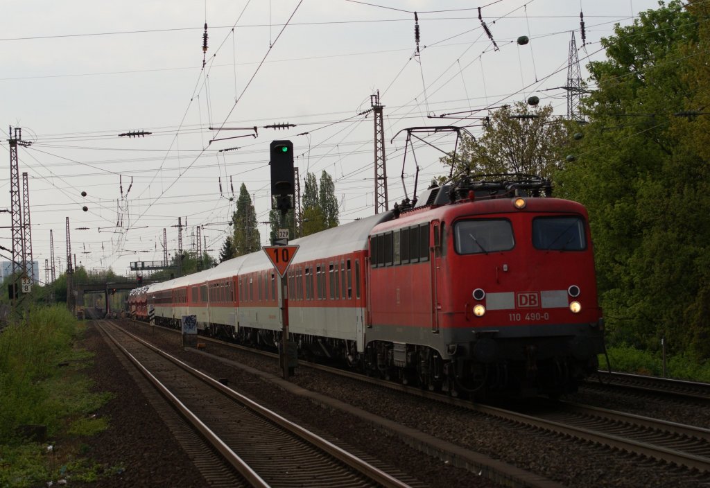110 490-0 mit dem AZ13373 von D�sseldorf Hbf nach Alessandria bei der Durchfahrt durch D�sseldorf-Eller-S�d am 17.04.2011