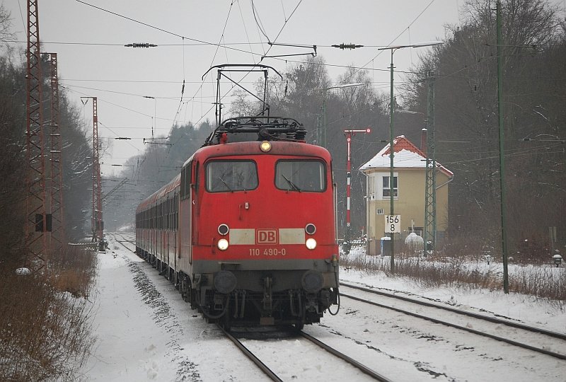 110 490-0 mit RB 24021 nach Bremerhaven-Lehe, am 16.01.2010 bei der Einfahrt in Lbberstedt