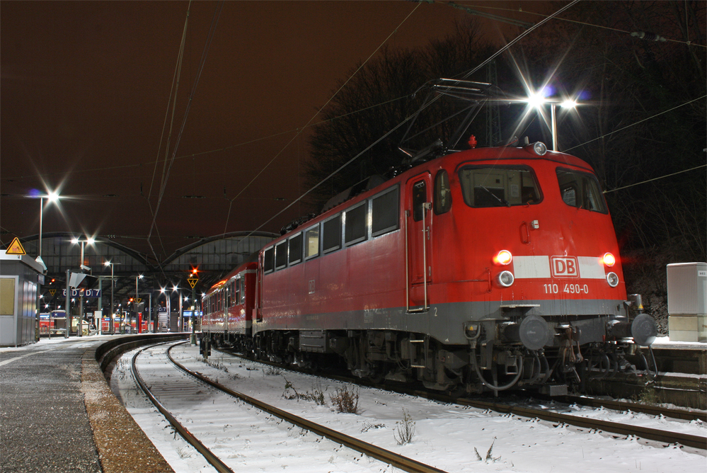 110 490-0 steht mit dem RE10466 (gedrehte Wagenreihung) aus Dsseldorf in Aachen Hbf und fhrt kurz darauf weiter zur Abstellung nach KARE, 14.12.10
