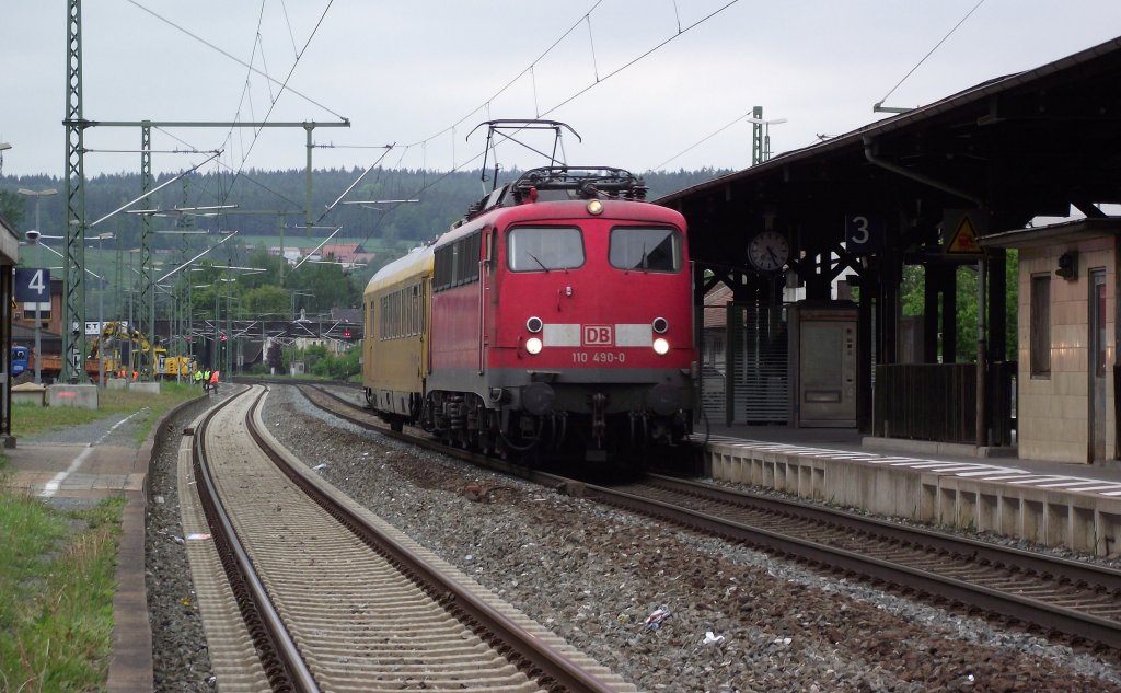 110 490-0 zieht am 16. Mai 2011 einen Messwagen durch Kronach.
