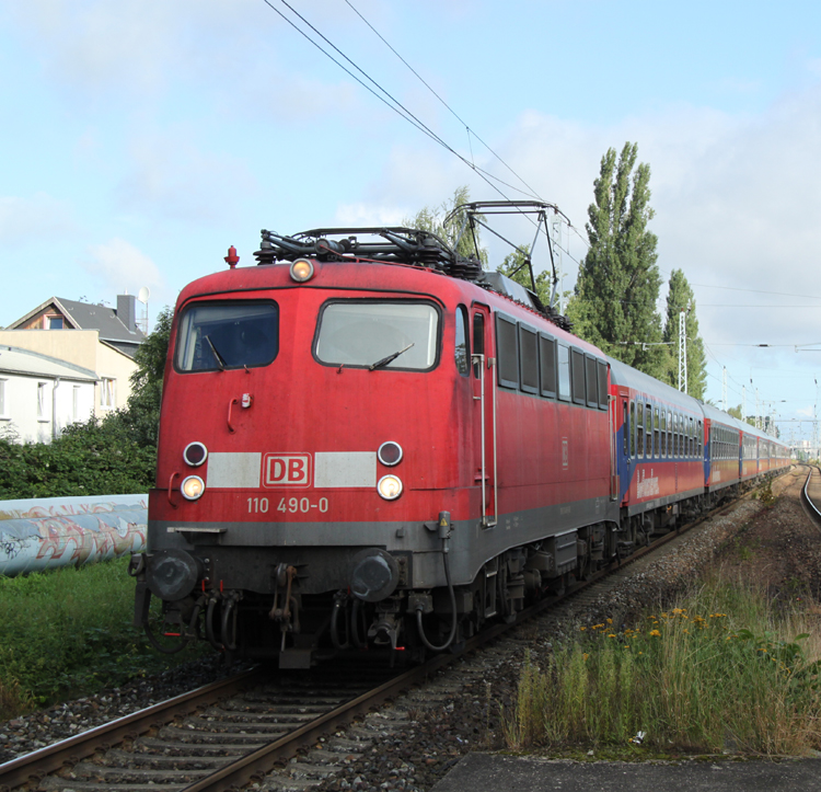 110 490-0+BTE BahnTouristikExpress als DZ2860/2681 Warnemnde-Berlin-Postdam-Warnemnde bei der Durchfahrt im Bahnhof Rostock-Holbeinplatz.16.08.2011
