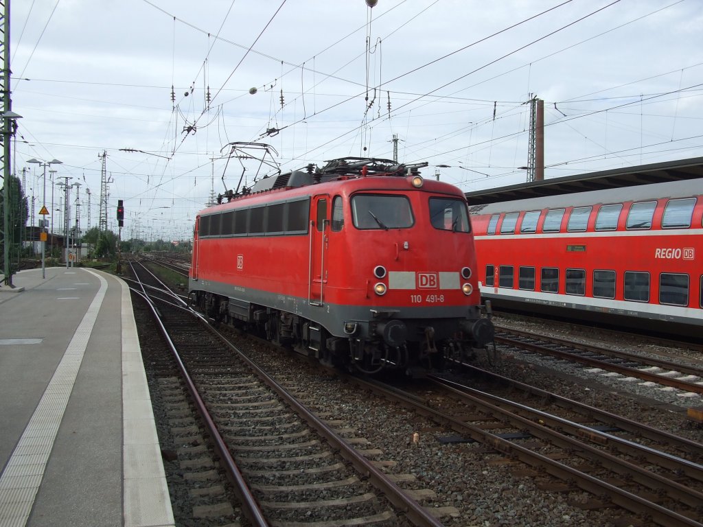 110 491-8 fhrt durch den Bremer Hauptbahnhof. 13.09.2011.
