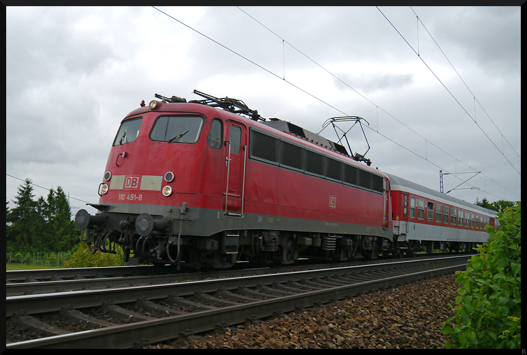 110 491-8 fuhr mit einem Pilgerzug durch Mannheim-Friedrichsfeld. (22.05.2013)