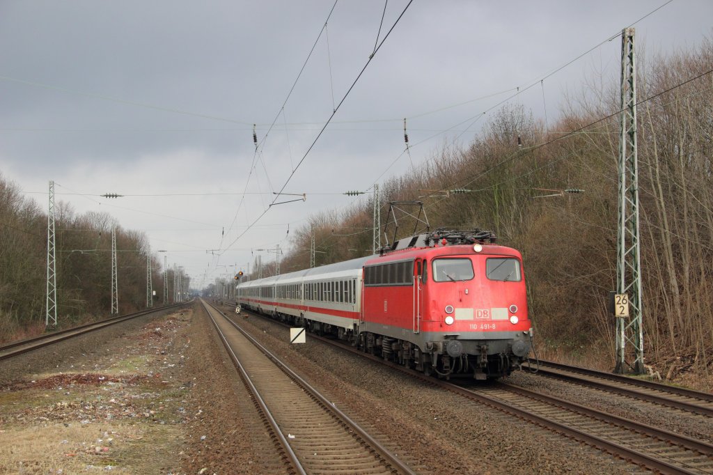 110 491-8 mit dem IC 1936 (Emden Hbf - Kln Hbf) in Dsseldorf-Garath am 03.02.13