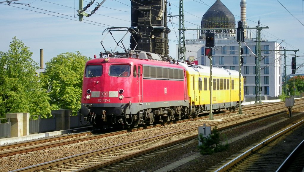110 491-8 mit einem Messwagen am 28.8.12 bei der Durchfahrt in Dresden-Mitte