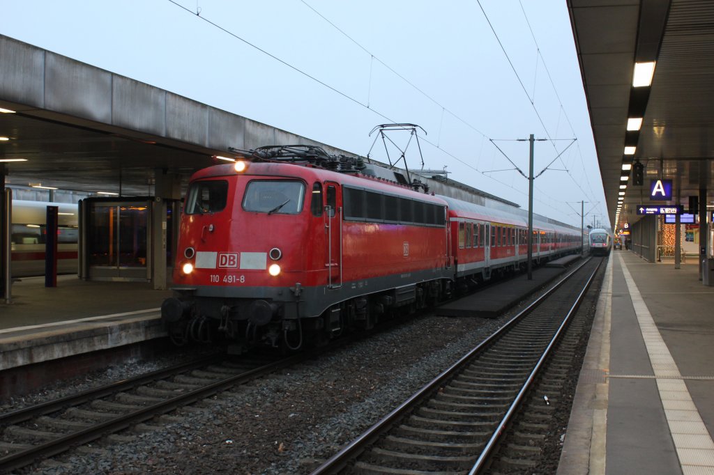 110 491-8 mit einer n-Wagengarnitur in Hannover. 16.11.2011.