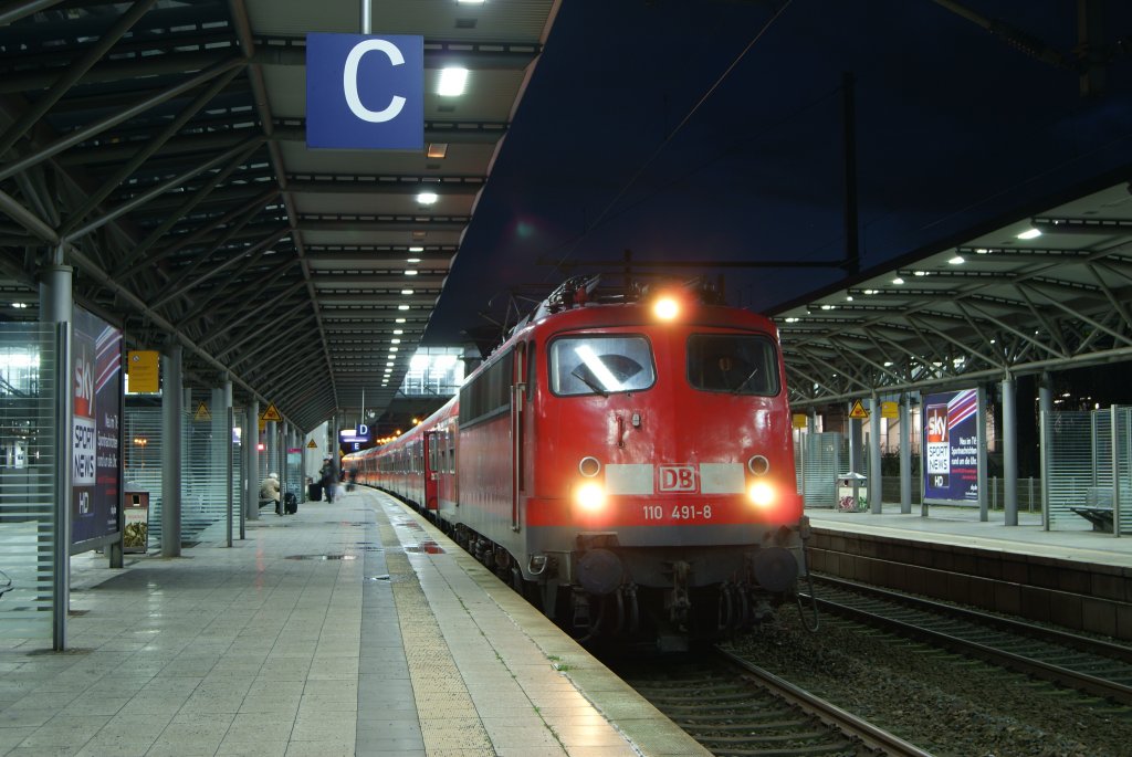110 491-8 mit der RB 35 nach Emmerich am Dsseldorfer Flughafen am 02.01.2012