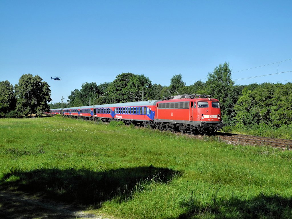110 491 am 01.08.12 mit NF 13993 von Landshut nach Rom bei Feldmoching. Der Heli kam 10 Minuten voher, wollte aber unbedingt mit aufs Bild ;)
