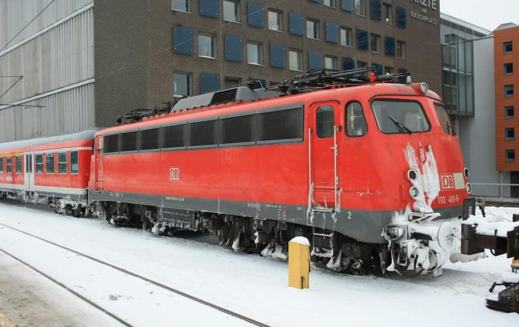 110 491 ist am 27. Dezember mit ihren N-Wagen in Hannover Hbf abgestellt.
