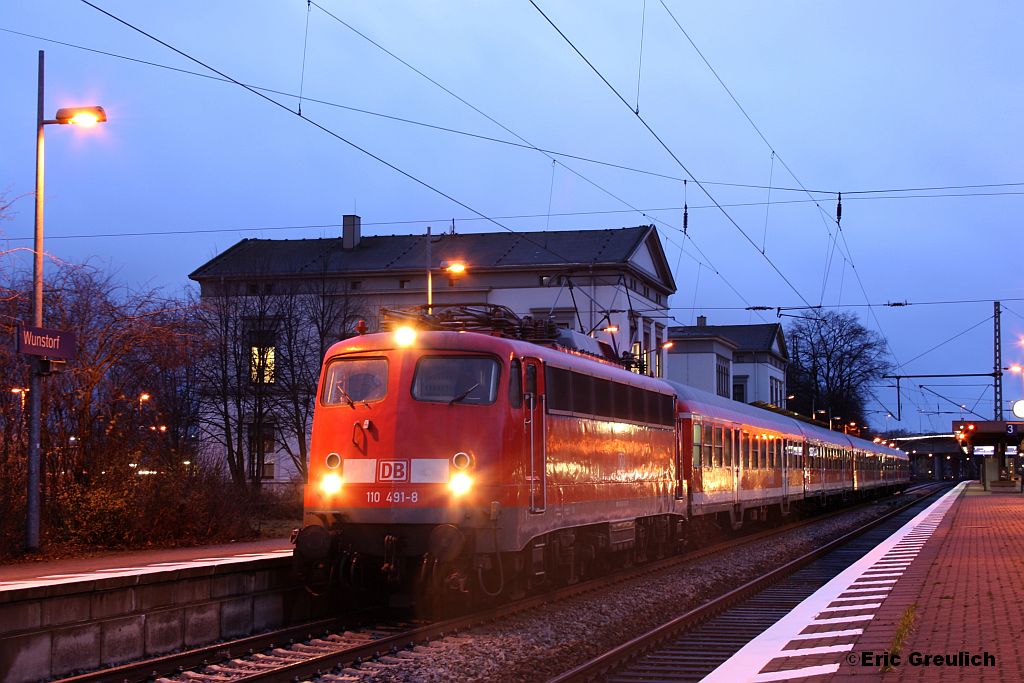 110 491 mit dem RE Nienburg-Hannover am 08.12.11 in Wunstorf.