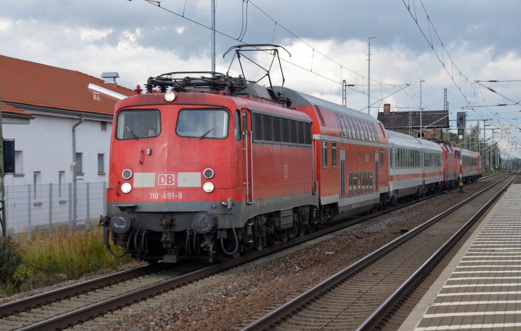 110 491 zog am 11.10.12 den PbZ 2467 Berlin - Leipzig durch Delitzsch u Bf. Richtung Halle(S). Im Verband waren eine unbekannte 120er, 110 487 und 146 207.