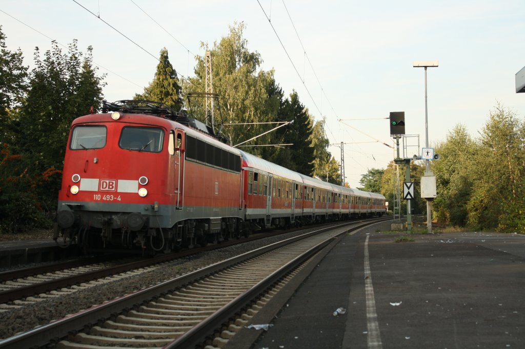 110 493-4 fhrt soeben mit einem RE 11594 Richtung Aachen in Erkelenz ein.
Gut zu sehen das es sich um eine Maschine ohne Maschinenraumfenster handelt.