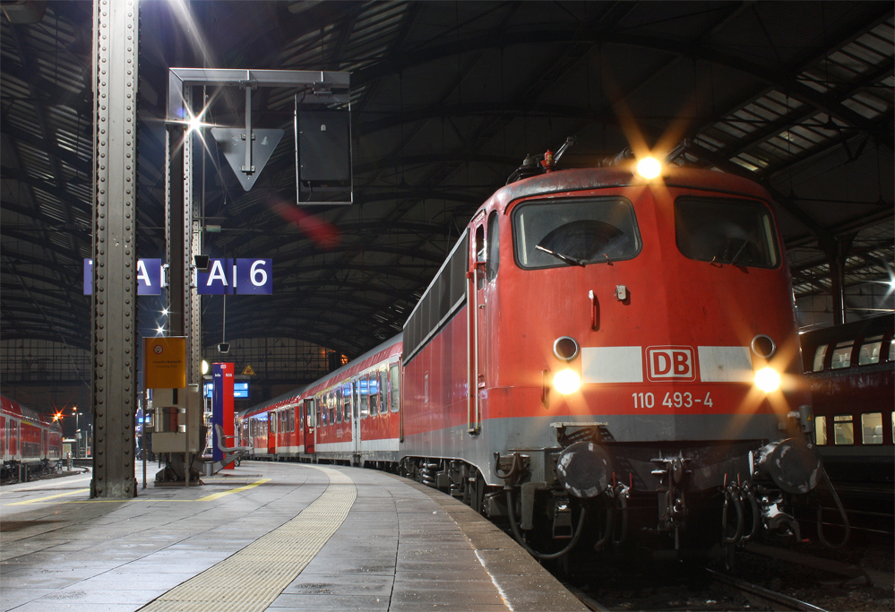 110 493-4 mit dem RE10464 von Dsseldorf nach der Ankunft in Aachen Hbf, der Zug fuhr danach zur Abstellung nach KARE, 14.12.10