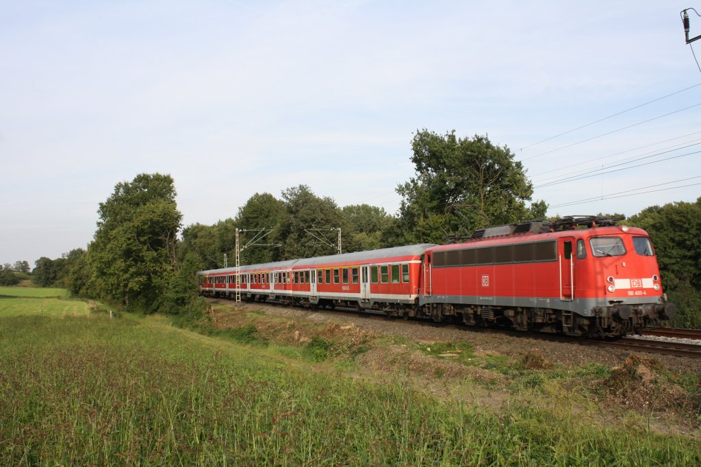 110 493-4 mit einem RE4 Plan kommt soeben aus dem Einschnitt zwichen
Erkelenz und Hckelhoven Baal heraus.
Und wird in Krze den BF Baal Gbf durchfahren.