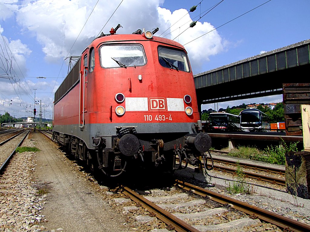 110 493-4 rollt ins Stutzengleis am Passauer Hauptbahnhof;110616