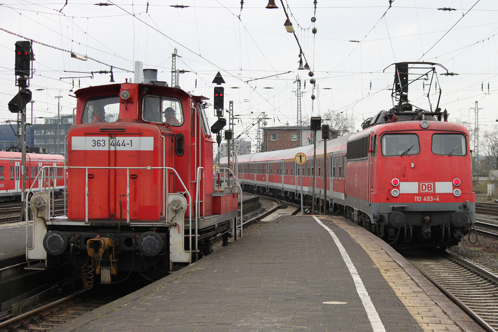 110 493 am 4.4.12 bei der Ausfahrt in Mnster Hbf.