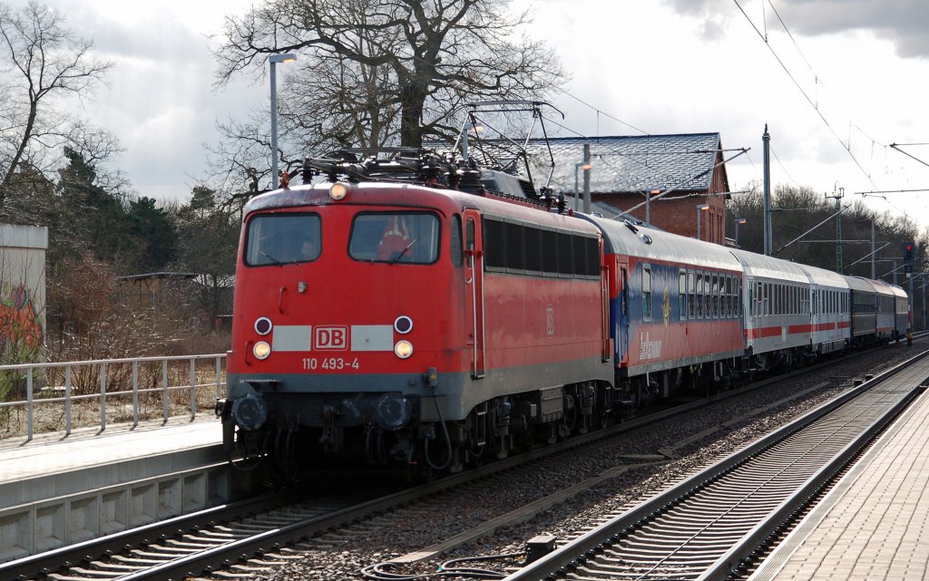 110 493 bespannte am 06.03.11 einen Leerreisezug nach Berlin, hier bei der Durchfahrt in Burgkemnitz. Die Wagen wurden zur ITB nach Berlin gefahren.