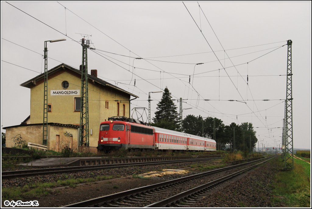 110 493 mit einer kleinen CNL - berfhrung alias 48185, pntklichst am 05.09.2011 auf dem Weg nach Passau durch Mangolding. 