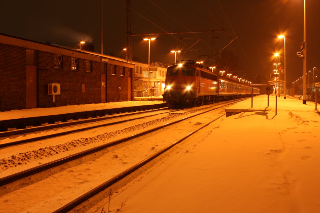 110 493 Steht am 10.1.2010 mit RE 11594 im Verschneitem 
Erkelenz zur Abfahrt Richtung Aachen bereit.