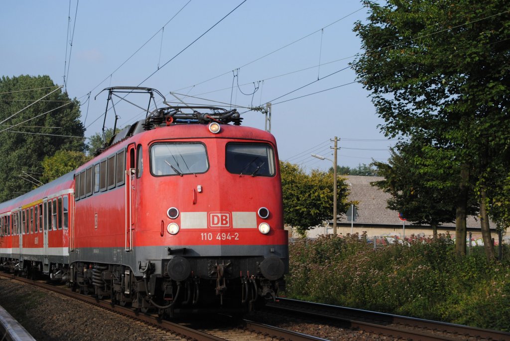 110 494-2 am 3.9.10 mit Nahverkehrwagen auf dem Weg nach Aachen bei bach - Palenberg ( Bahnbergang Rimburg ).
