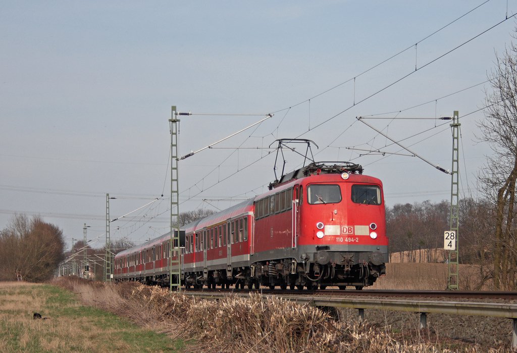 110 494-2 mit dem RE11592 von D�sseldorf nach Aachen an Km 28.4 der KBS485 24.3.10