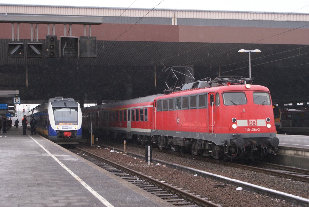 110 494-2 mit einem RE 4 Verstrkerzug in Dsseldorf Hbf am 12.02.2010 um 15:22 Uhr