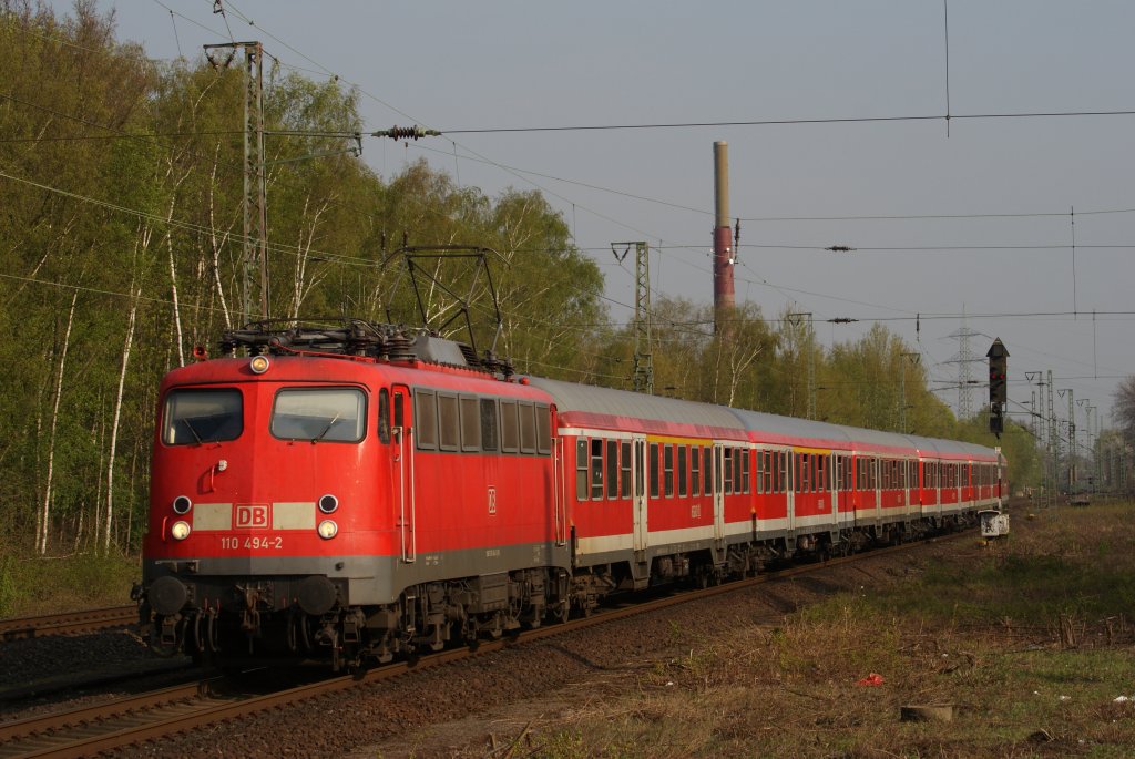 110 494-2 mit der RB 30524 nach Emmerich bei der Einfahrt in Dinslaken am 08.04.2011	