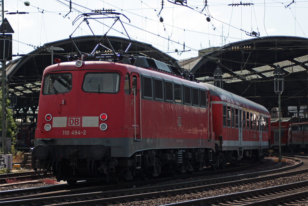 110 494-2 schiebt ihre RE1 (11432) aus Kln Messe/Deutz in den Endbahnhof Aachen Hbf ein, 11.6.10